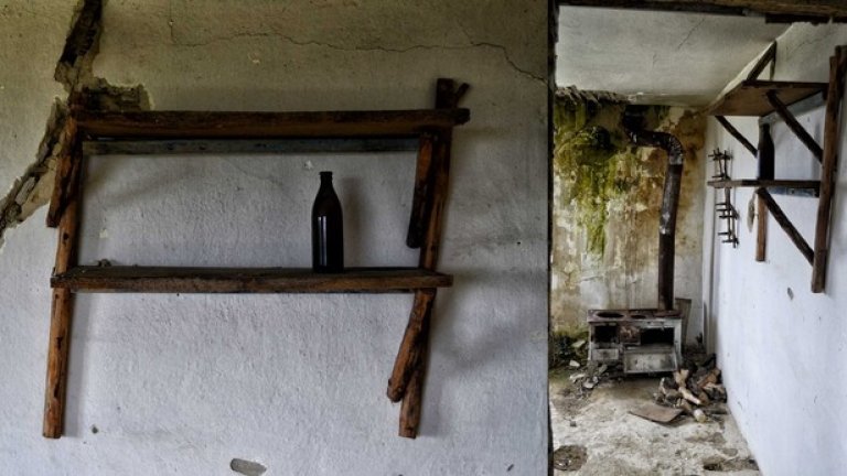 В някои къщи все още могат да се видят предмети от бита, оставени така, както са си били, когато собствениците им са напуснали селото