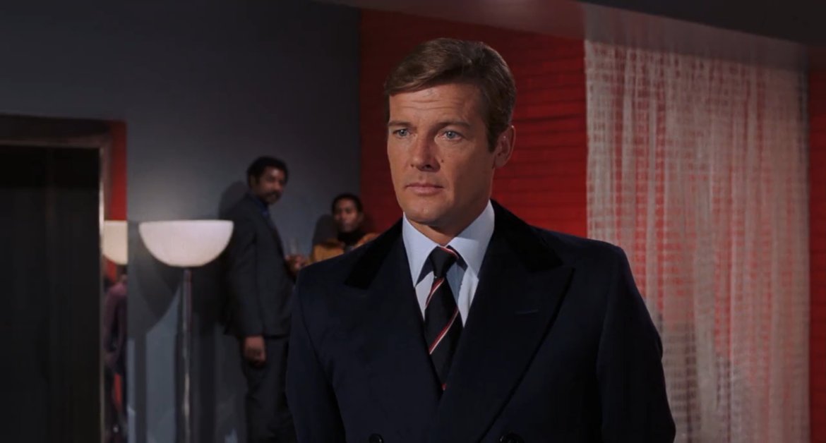 Актьорът Роджър Мур, известен с ролите си на Джеймс Бонд в 7 от филмите за Агент 007, почина на 23 май след борба с рака. Мур беше на 89 години. 
