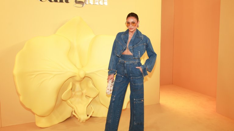 Широки дънки
И тази зима впитите дънки ще събират прах по рафтовете в гардеробите. Те са персона нон грата, откакто поколението Z започна да задава тона на модните тенденции. Правилото остава в сила и през сезон 2023/2024. Дънките по тялото ще бъдат засенчени от дънките със свободна кройка, които с широките си крачоли скриват релефа на бедрата.