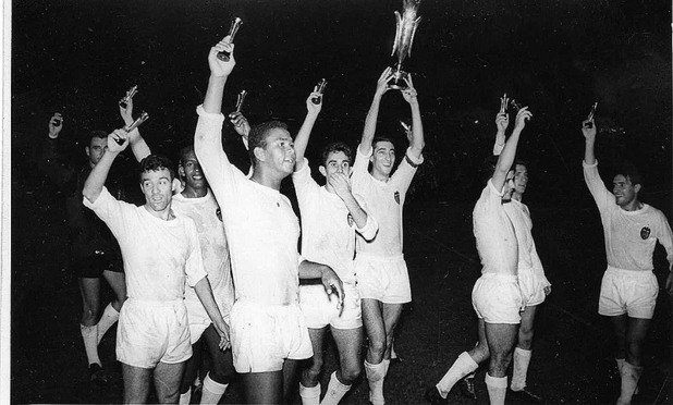 Валенсия с купата на УЕФА през 1962 г., след като размазва Барселона с 6:2 в единия финал.