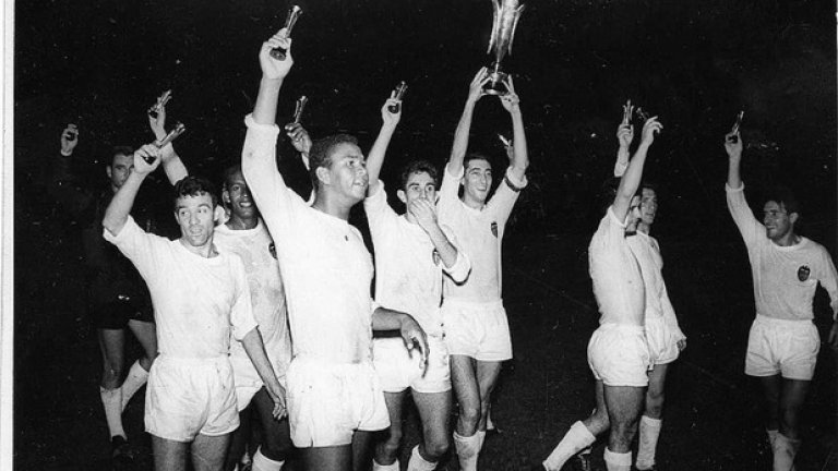 Валенсия с купата на УЕФА през 1962 г., след като размазва Барселона с 6:2 в единия финал.