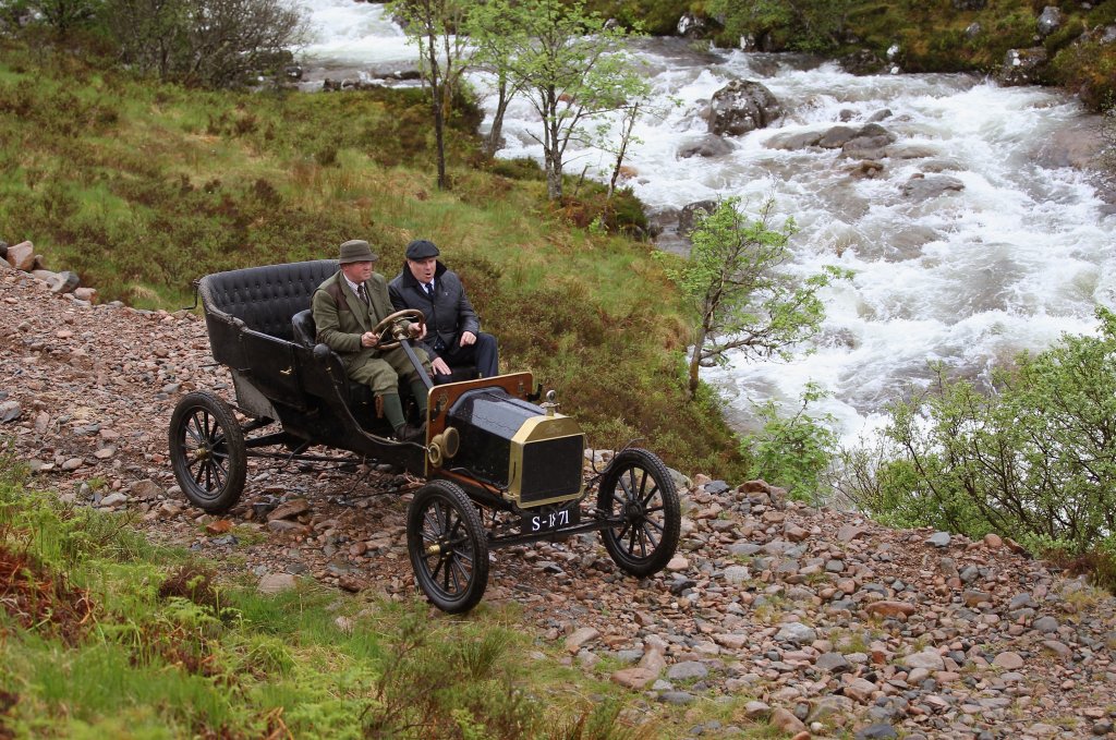 Ford Model T от 1908 г.
Иначе казано, колата, от която тръгва всичко. Model T се превръща в първия масово достъпен автомобил и в първия автомобил, слязъл от поточна линия за производство. Произвежда се от 1908 до 1927 г. и от него са продадени над 16 млн. бройки. Показателите му са били впечатляващи за времето си - 20 конски сили и максимална скорост от 70 км/ час.