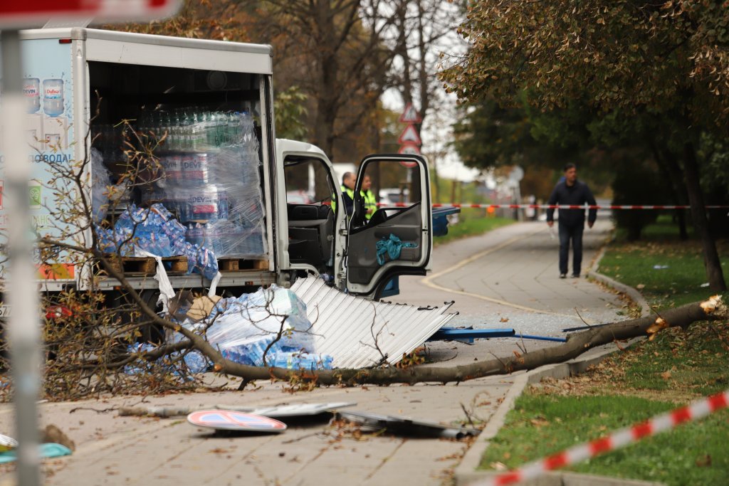 Камион се вряза в спирка в София, 19-годишно момиче е загинало