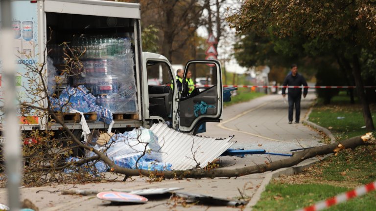 Камион се вряза в спирка в София, 19-годишно момиче е загинало