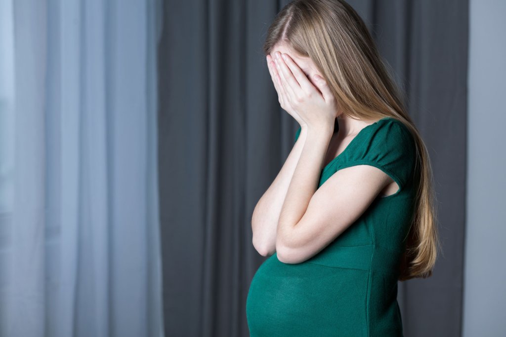 38024d515e40a11d6350673b7cc949a3b9f9734a_sad_pregnant_women