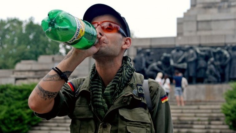 Вижда се отдалеч. Сами разбирате защо. Немислимо е да не се запознаем."Аз съм Любето, пия си последната бира до утре в 8 часа, защото съм на работа. Готвач съм. Е такова - само нощна смяна. Идеално е, защото после 3 дни съм почивка след 2 смени нощна. 
Преди не пиех бира, защото джойнта беше по-евтин. Да ти кажа - става, но предпочитам неалкохолни неща. Не ми е най-любимо, ама неволята...Държавните разбойници да престанат да ни прецакват живота. Това искам да кажа." Нямаме какво да добавим.