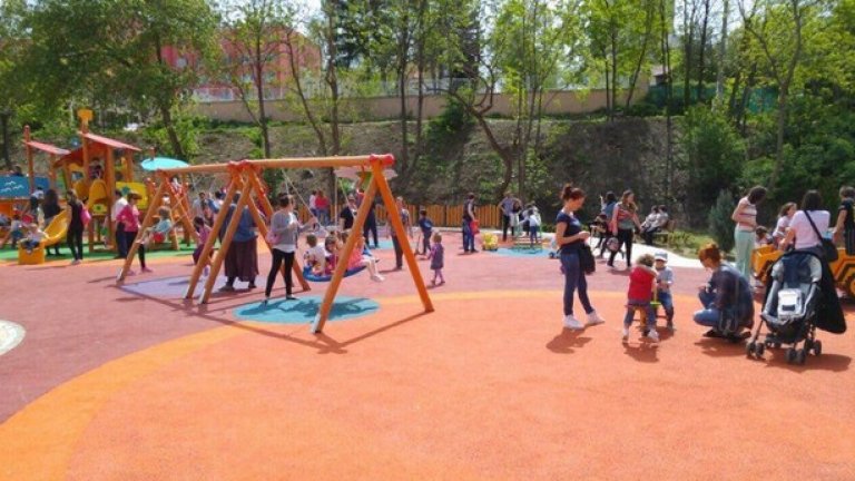 В новия парк има голяма детска площадка
