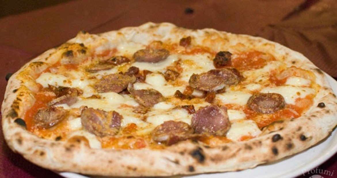 Между другото извън римската и неаполитанската пица има много други варианти, родени впоследствие. Те се наричат ултра пица, пица 2.0, пица гурме и много други. Тези варианти следват естетистечиските канони на неаполитанската пица, но нямат същата структура. 