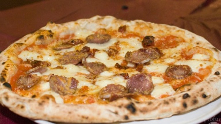 Между другото извън римската и неаполитанската пица има много други варианти, родени впоследствие. Те се наричат ултра пица, пица 2.0, пица гурме и много други. Тези варианти следват естетистечиските канони на неаполитанската пица, но нямат същата структура. 