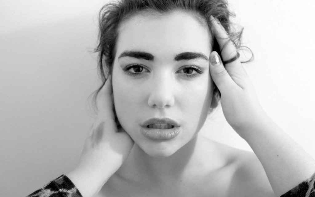 Dua Lipa има близо милион последователи в социалните мрежи