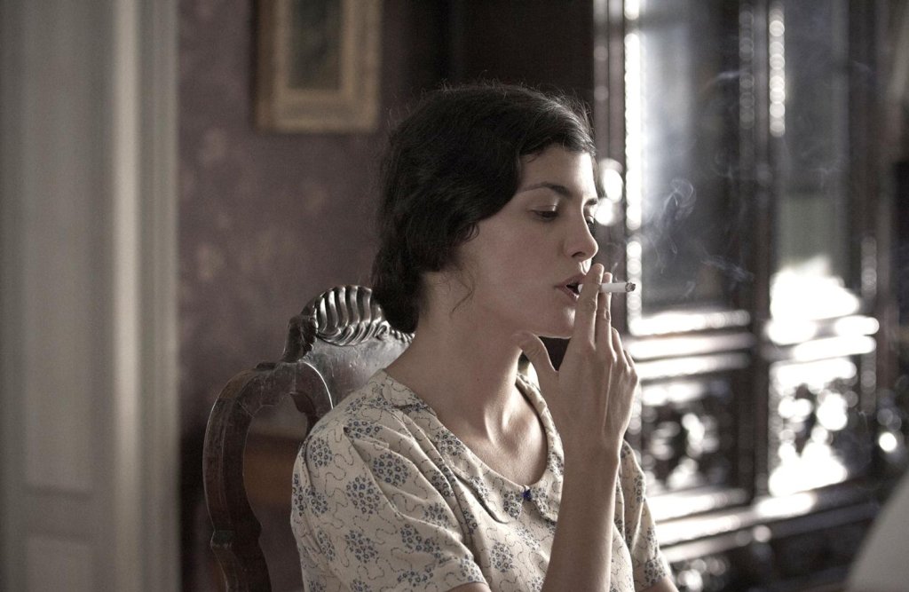 \"Терез Дескейру\" (Thérèse Desqueyroux, 2012)
Терез е женена за богат френски аристократ. Неспособна да се пригоди към социалните порядки на Франция през 20-те години на ХХ век, тя решава да отрови съпруга си бавно, да роди дъщеря и да не се грижи з