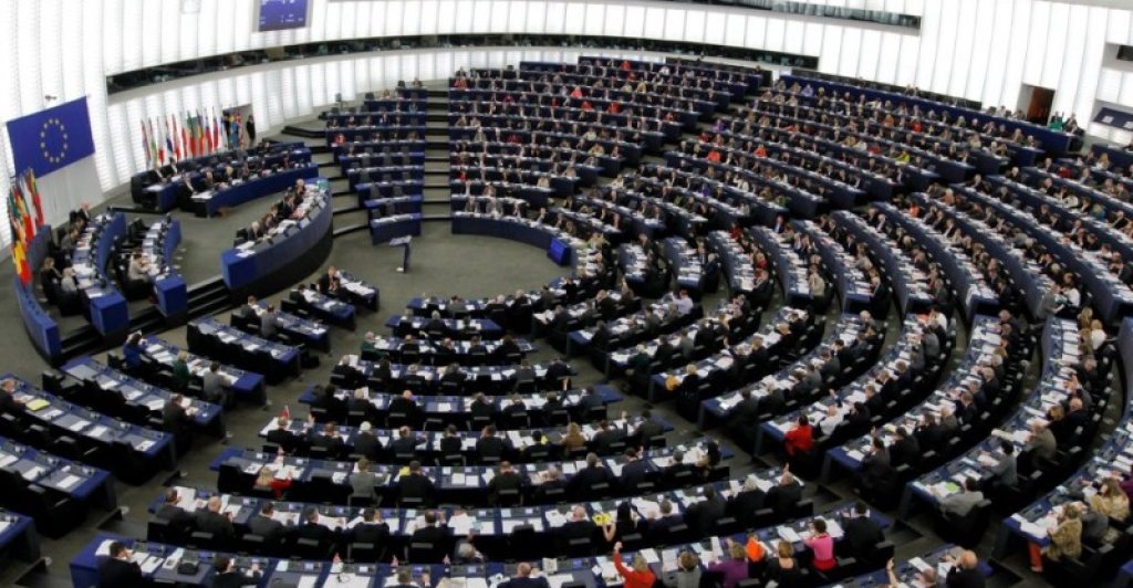 parlament-800x532