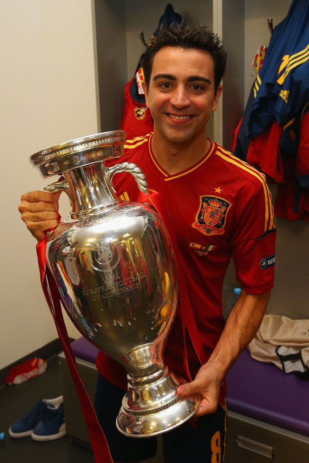 Шави с трофея от Евро 2012, който се оказа последен за него с националния.