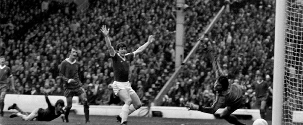 1977 г., Евертън - Ливърпул 2:2Срещата е на "Мейн Роуд" в Манчестър, като в последните секунди Брайън Хамилтън вкарва за Евертън и прави резултата 3:2. Реферът Клайв Томас отменя попадението за игра с ръка на голмайстора, каквато няма. И до днес това е известно като "най-ужасното съдийско решение в мърсисайдските дербита". В преиграването 10 дни по-късно Ливърпул бие с 3:0.