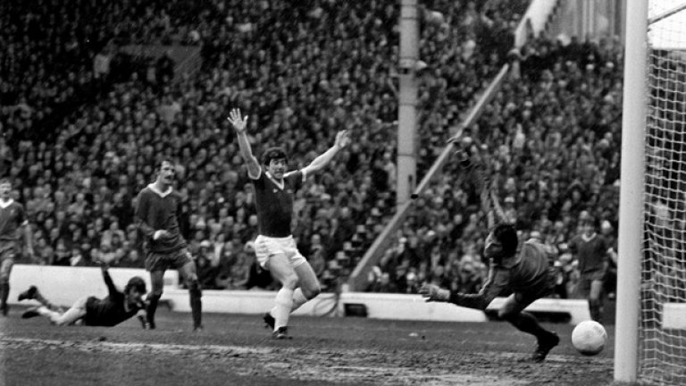 1977 г., Евертън - Ливърпул 2:2Срещата е на "Мейн Роуд" в Манчестър, като в последните секунди Брайън Хамилтън вкарва за Евертън и прави резултата 3:2. Реферът Клайв Томас отменя попадението за игра с ръка на голмайстора, каквато няма. И до днес това е известно като "най-ужасното съдийско решение в мърсисайдските дербита". В преиграването 10 дни по-късно Ливърпул бие с 3:0.