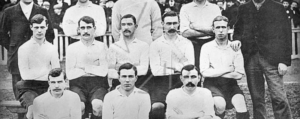 Тотнъм от сезон 1900/01. Тимът печели ФА Къп, макар да е извън първите две дивизии в Англия. 
