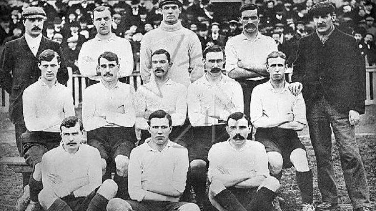 Тотнъм от сезон 1900/01. Тимът печели ФА Къп, макар да е извън първите две дивизии в Англия. 