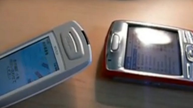 8. Прехвърляне на песни с инфрачервена връзка
Класна стая. Два телефона са поставени един срещу друг на чина, а чертичките на дисплеите им, обозначаващи докъде е стигнало прехвърлянето, се движат едва-едва. В тях са вперени напрегнатите погледи на собствениците на телефоните. Те знаят, че дори малко мръдване може да прекъсне инфрачервената връзка и изпращането да бъде прекратено. Чрез инфрачервения порт на телефоните се прехвърляха песни, мелодии, снимки, а по-късно и игри. Нищо не ставаше за секунди, както е днес. Вместо това дори малките файлове изискваха търпение и добре позиционирани телефони. Но удоволствието от успешното прехвърляне беше голямо, а съдържанието - без значение дали е било песен, картинка или игра - изключително ценно. Нещо, което днешните ученици, разглезени с бърз мобилен интернет и масово разпространени Wi-Fi мрежи, трудно биха разбрали.