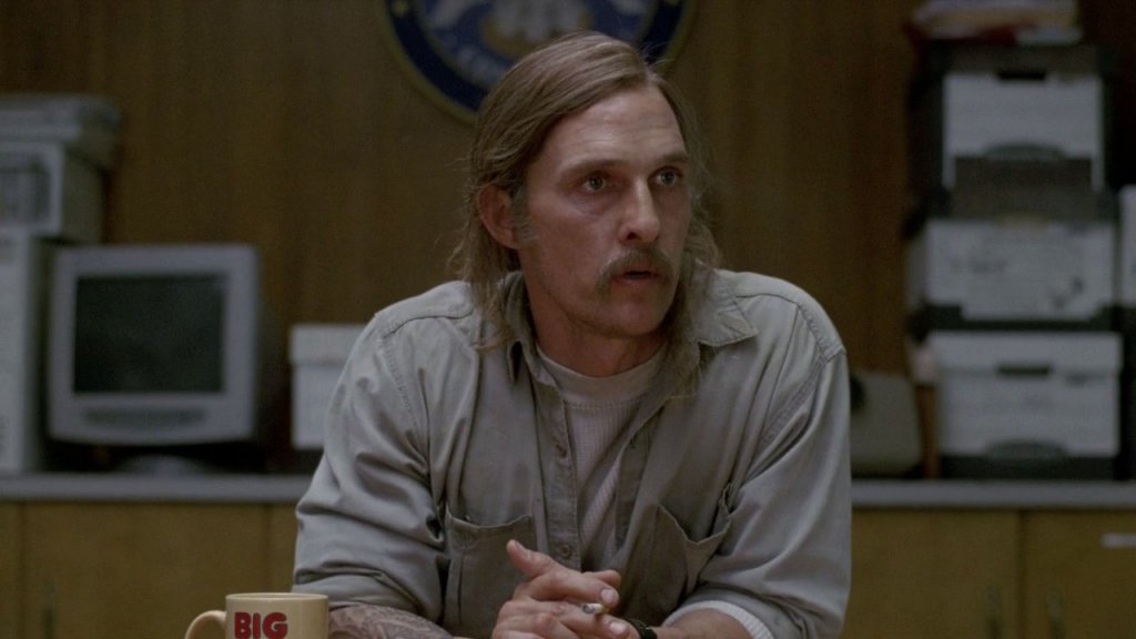 "Истински детектив" (True Detective)
Въпросът с антологиите е по-особен, защото всеки техен сезон разказва различна история с различни персонажи и актьори. Първият сезон на "Истински детектив" представи Матю Макконъхи и Уди Харелсън в съвсем нова светлина. Увлекателната история и впечатляващите изпълнения на двамата актьори правят епизодите с тяхно участие задължителни за гледане.
Какво стана след това? Магията сякаш се изчерпа. Вторият сезон - както вече посочихме, разказващ нова история с нови персонажи - е огромно разочарование в сравнение с първия. Третият, с Махершала Али в главната роля, имаше своите силни моменти и определено беше стъпка в правилната посока, но отново бледнее в сравнение с истинския "Истински детектив".