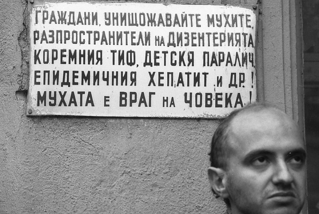 Ловец на сърца  

Бързо изкачих стъпалата. 
Спрях се и видях сам вратата, 
която твоя ключ пред мен заключи. 
Трябва да си тръгна в този случай. 
Преждата сега навиват каменни ръце. 
Аз надежда ще посея в празното поле, 