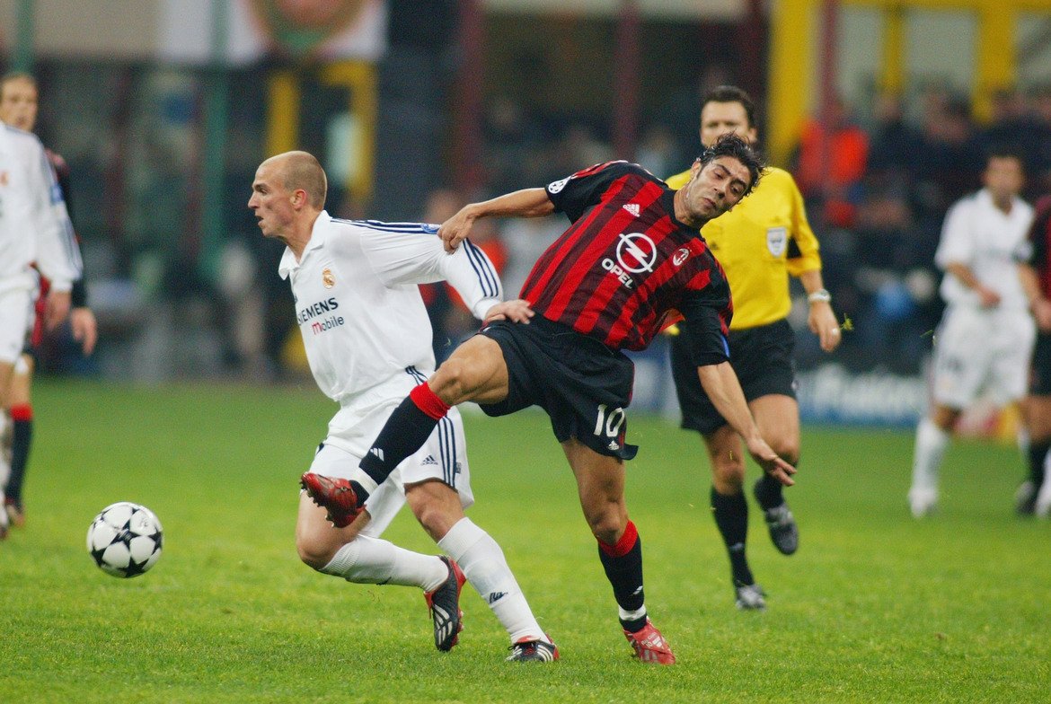 Естебан Камбиасо – 67 мача, 1 гол
Взет още като талант от академията на Архентинос, Камбиасо изкара два периода под наем в Индепендиенте и Ривър Плейт, след което така и не успя да се наложи в Реал. През 2004 г. отиде в Интер, за който изигра 435 мача и се превърна в истинска легенда на „нерадзурите”. Стана пет пъти шампион на Серия А, вдигна и Шампионската лига. Изкара един сезон в Лестър, точно преди шампионския, и след две години в Олимпиакос сложи край на кариерата си през лятото на 2017-а.
