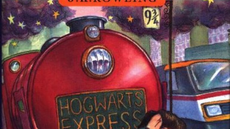 5. "Хари Потър и философският камък" - Дж. К. Роулинг (1997); 107 млн. копия

Това е и най-продаваната книга от поредицата за Хари Потър. Романът разказва за премеждията на младия магьосник Хари Потър и неговите приятели Рон Уизли и Хърмаяни Грейнджър, които учат в Училището за магия и вълшебство "Хогуортс". Историята се развива около противопоставянията на Хари и убиеца на неговите родители – черния магьосник Лорд Волдемор, който желае да установи еднолична власт над магьосническия свят.