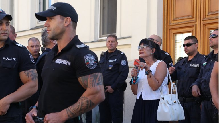 Протестиращи замеряха депутати с яйца и домати