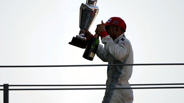 Розберг прави впечатляващ дебютен сезон във Формула 1, Хамилтън взима титлата в GP2 с тима на ART