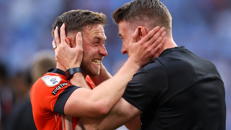 Джордан Кларк и мениджърът Роб Едуардс празнуват на "Уембли" след историческия пробив до английския елит