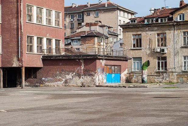За ремонт на сградата до Женския пазар общината даде 200 000 лева, след като покривът й протече 