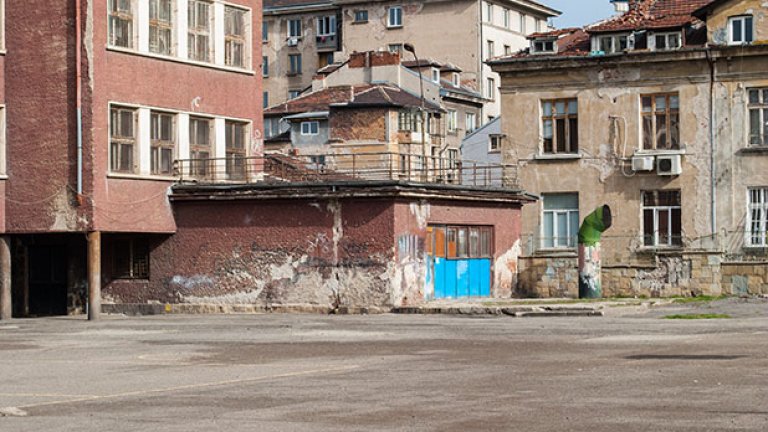 За ремонт на сградата до Женския пазар общината даде 200 000 лева, след като покривът й протече