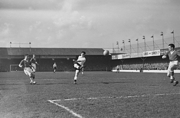 1959 г. Лутън приема Евертън и Гордън Търнър от домакините опитва удар от въздуха на стадион "Кенилуърт Роуд".