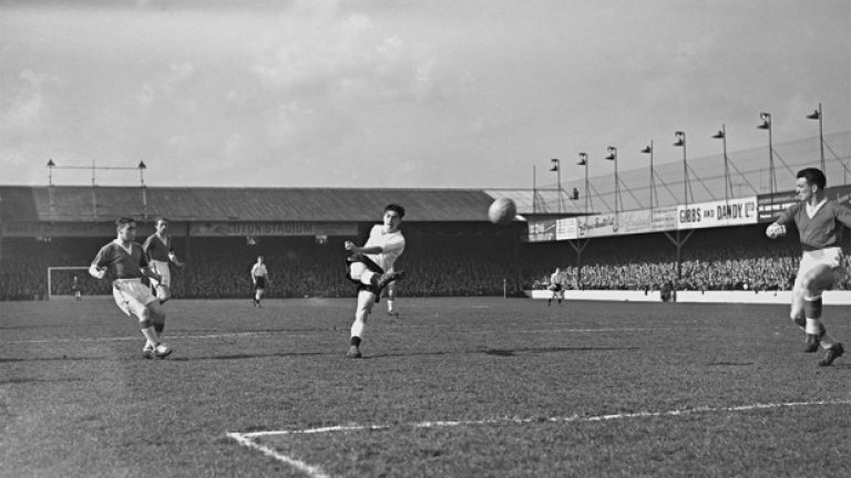 1959 г. Лутън приема Евертън и Гордън Търнър от домакините опитва удар от въздуха на стадион "Кенилуърт Роуд".