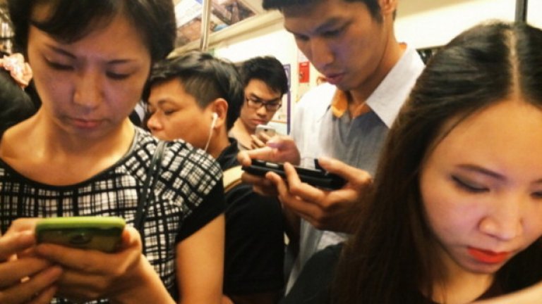 В Азия 2,5 млрд. души използват смартфон. Проучването в Южна Корея сочи още, че хората, които са активни в социалните мрежи, са по-склонни да развият зависимост