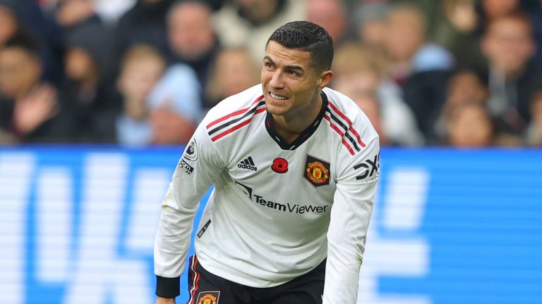 Юнайтед беше разнищен на "Вила Парк" в дебюта на Емери