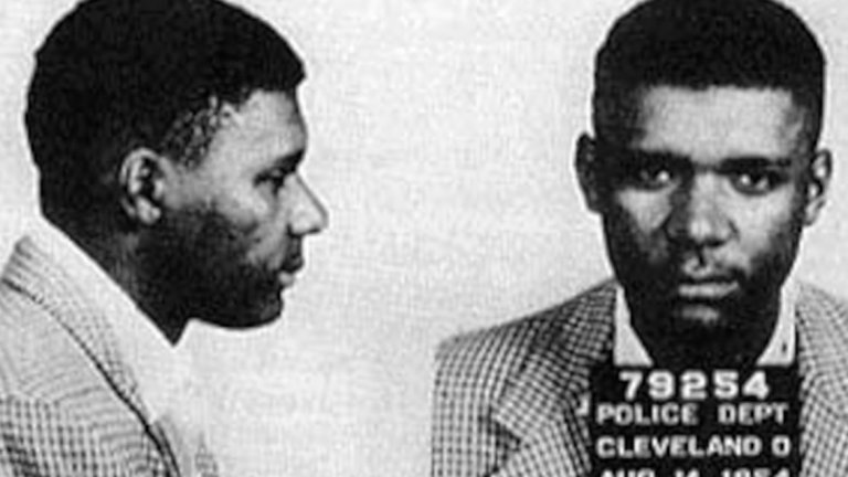 През 1954-та Доналд извършва първото си убийство, като се разплаща сурово с мъж, който обира един от пунктовете му за залози. Дон не влиза в затвора, въпреки че преди това е арестуван повече от една дузина пъти. Кинг успява да убеди съда, че действията му са били плод на самозащита.


