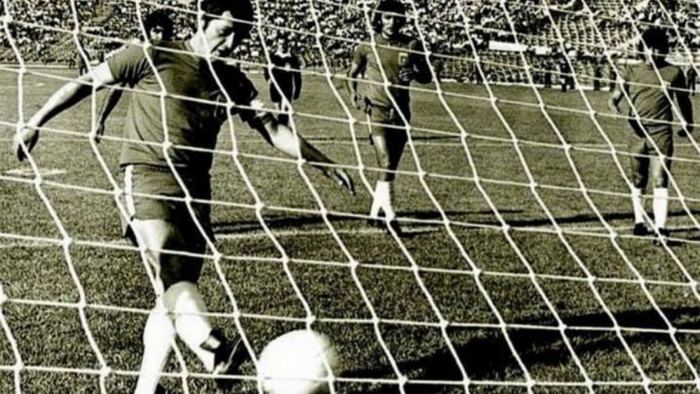 С наболия си мустак, този набит 170-сантиметров тип е любимец на публиката. Бележи над 80 пъти в първите си 6 сезона в Коло Коло.