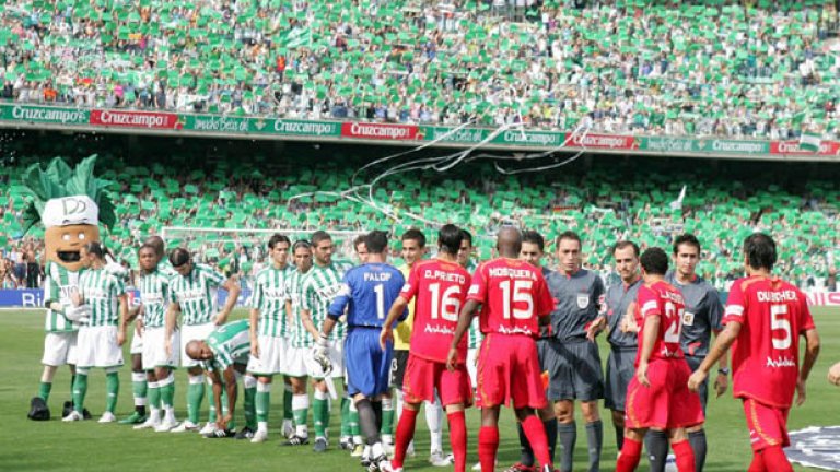 В Испания обаче има още един мач, на който страстите горят ярко. Бетис - Севиля, игран за първи път на 8 октомври 1915 г., се завръща за щастие от новия сезон, след като Бетис си върна мястото в елита. Сто години вражда в един луд по футбола град!