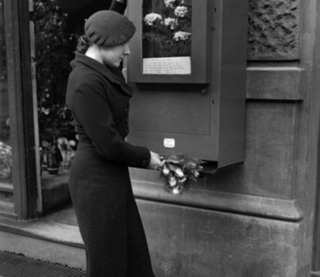 "Ето малката цветарка бърза от локал в локал"

Моля, пускайте стотинките своевременно, за да не увехне стоката. На снимката: автомат за цветя в Берлин през 1935 г. 