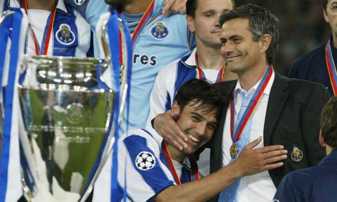 Порто, 2003/04
Жозе пое Порто през януари 2002 г. и изведе "драконите" до трето място в класирането с обещанието, че следващата кампания ще ги направи шампиони. В първия си пълен сезон на "До Драгао" той постигна требъл - шампион, Купа на Португалия и Купата на УЕФА. Във втората му пълна година Порто отново стана първенец на Португалия и спечели Шампионската лига.
