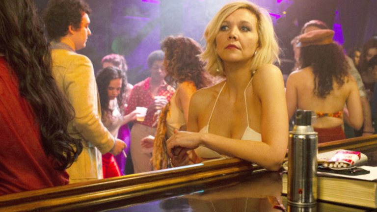 The Deuce - сезон 2
Пет години след края на първия сезон, порното вече е машина, която произвежда пари, и се е наложило като нещо легално. Жриците вече не са по улиците, а в относително уредени бардаци, а мафията сякаш се е кротнала и иска да прави що годе законен бизнес. Сега обаче познатите герои имат нови мечти и стремежи, за които да се борят. Спокойно може да се каже, че Маги Джиленхол е още по-добра отколкото в първия сезон.