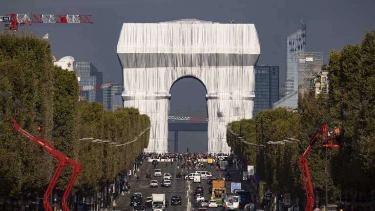 Като всяка творба, част за концептуалното изкуство, и опаковането на Триумфалната арка изглежда куриозно