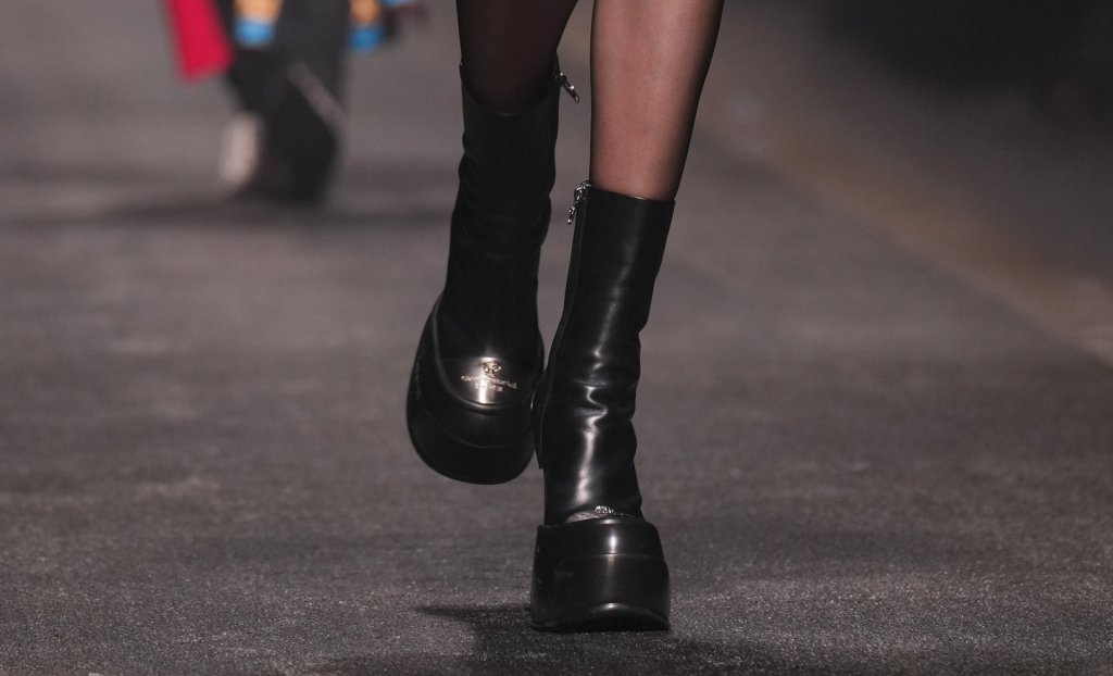 Масивните подметки не отстъпват
Големите, тежки подметки продължават да диктуват тенденциите и този сезон. Те не са просто дизайнерски каприз, а визуално изявление. Добавят увереност, „заземяват“ визията, придавайки характер дори на най-семплото облекло. Независимо дали става дума за боти, ботуши или хибридни модели, масивната подметка остава сигурен знак за актуалност.