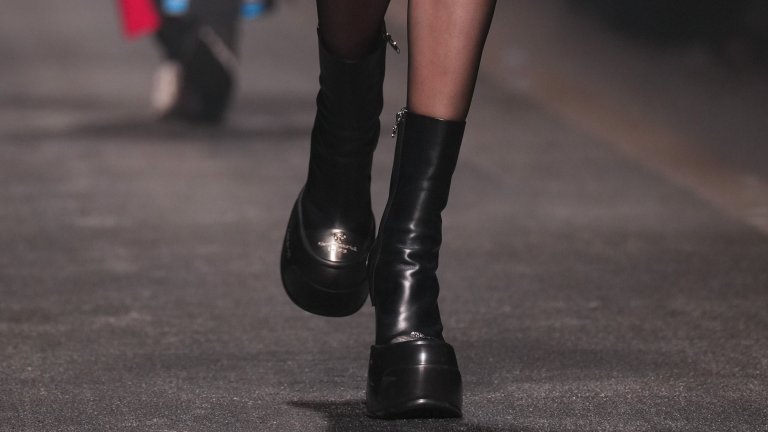 Масивните подметки не отстъпват
Големите, тежки подметки продължават да диктуват тенденциите и този сезон. Те не са просто дизайнерски каприз, а визуално изявление. Добавят увереност, „заземяват“ визията, придавайки характер дори на най-семплото облекло. Независимо дали става дума за боти, ботуши или хибридни модели, масивната подметка остава сигурен знак за актуалност.