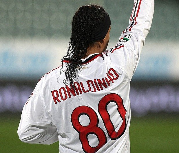 Роналдиньо завари в Милан заета десетката, което го накара да посегне към номер 80. Той е набор 1980-а, няма изненада.
