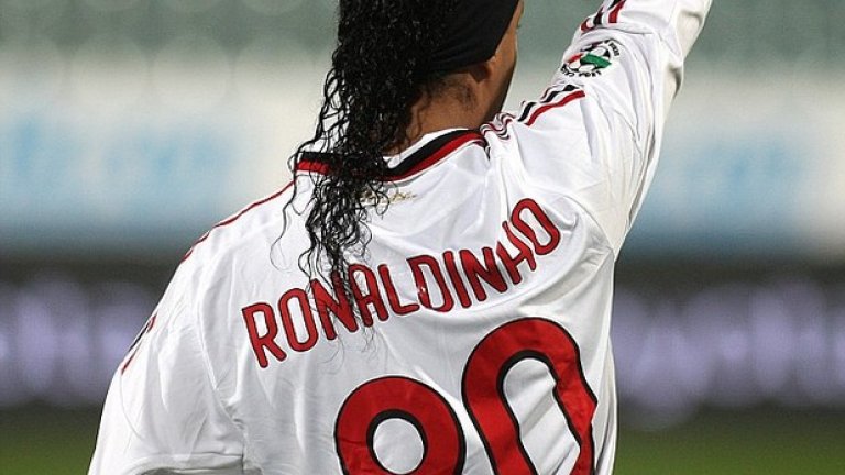 Роналдиньо завари в Милан заета десетката, което го накара да посегне към номер 80. Той е набор 1980-а, няма изненада.