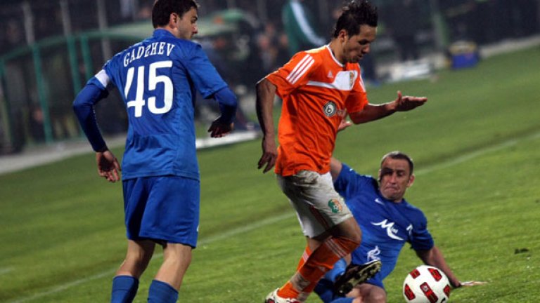 "Оранжеви" и "сини" сътвориха истинска битка на стадиона в Ловеч