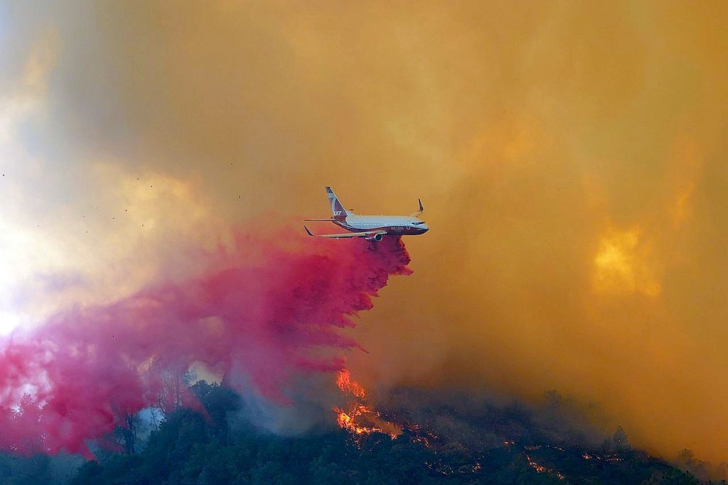 Air_tanker_drops_retardant_on_Fawn_Fire_(2021)_near_Redding_CA
