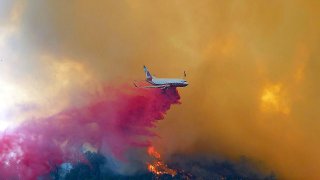 Air_tanker_drops_retardant_on_Fawn_Fire_(2021)_near_Redding_CA