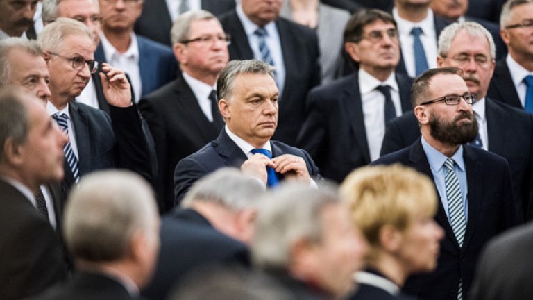 Зависимостта е много важен фактор за управлението на унгарския премиер, затова Орбан се заобикаля и с олигарси, които не само че трупат пари за себе си, но също така подсилват неговата власт